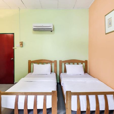 Oyo 89584 Hotel Sahara Куала Кубу Бару Екстериор снимка