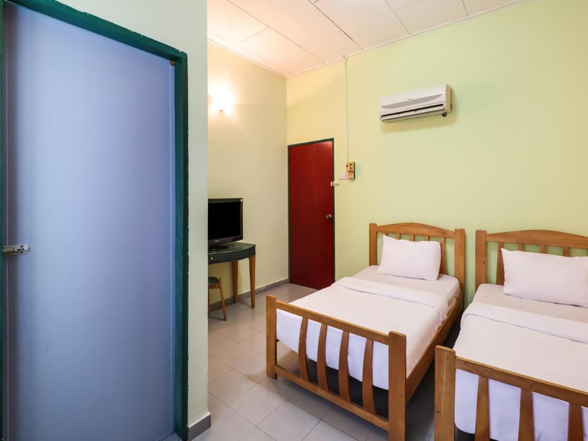 Oyo 89584 Hotel Sahara Куала Кубу Бару Екстериор снимка