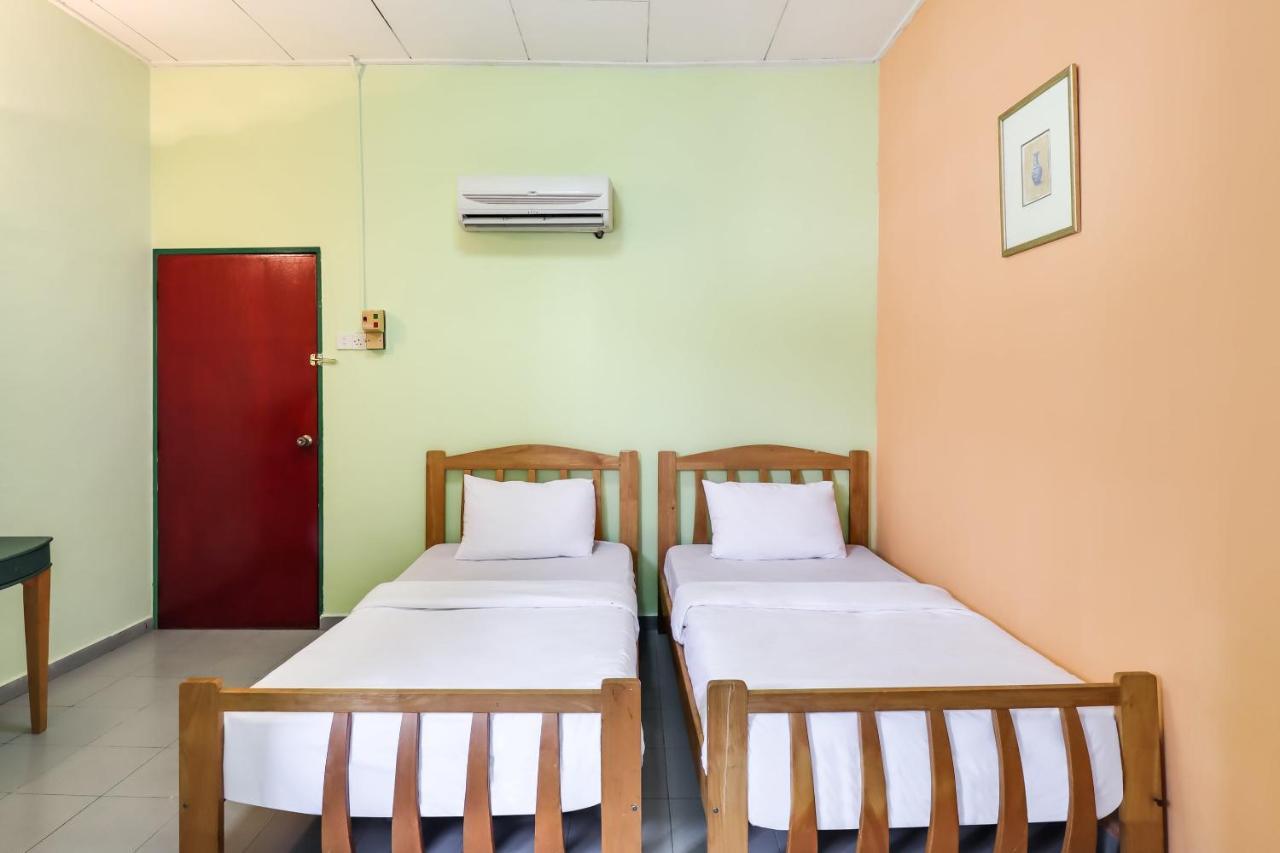 Oyo 89584 Hotel Sahara Куала Кубу Бару Екстериор снимка